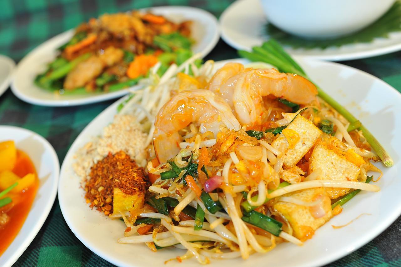 Raha Grand Khách sạn 3*
