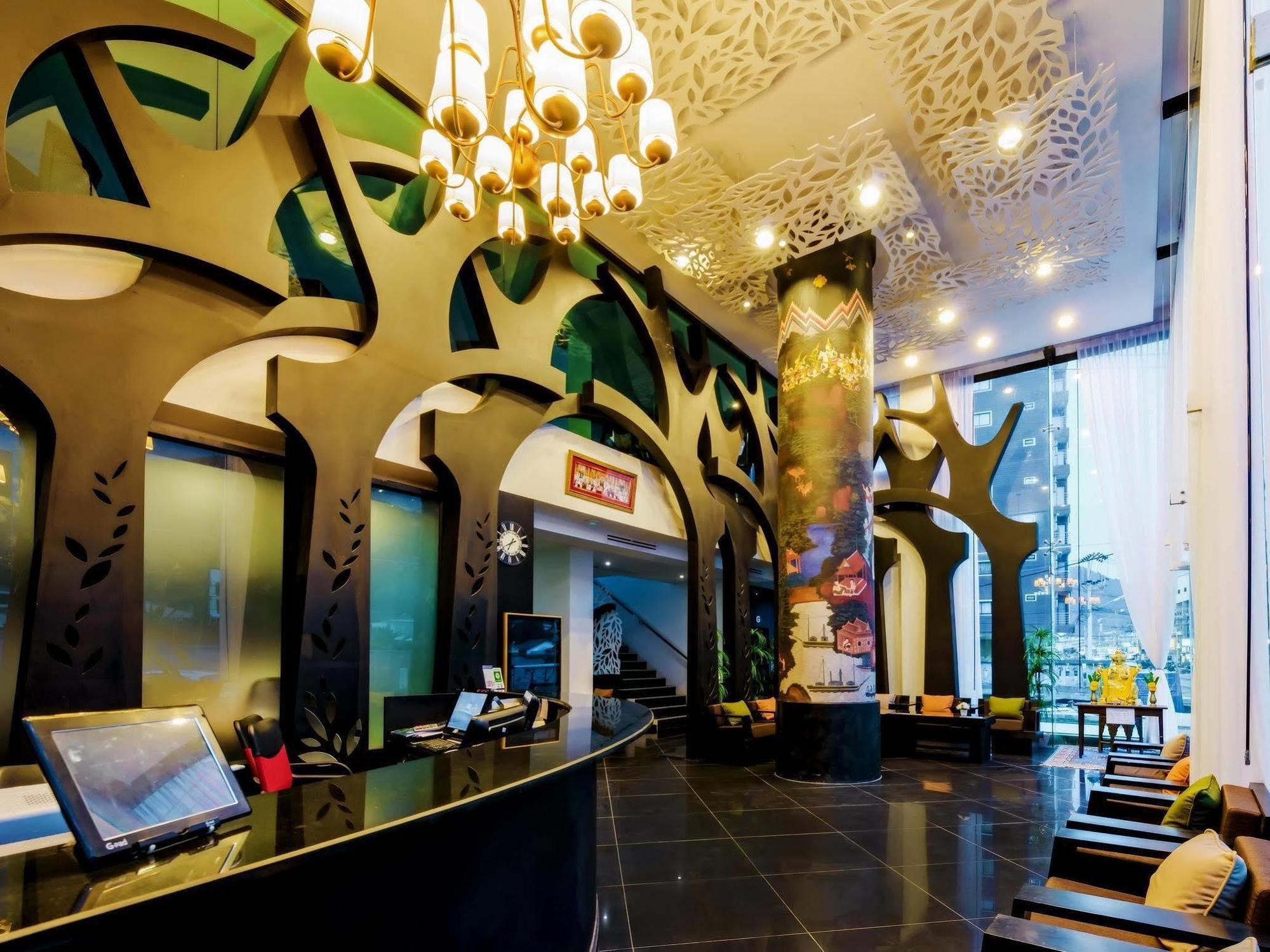 Raha Grand Khách sạn 3*