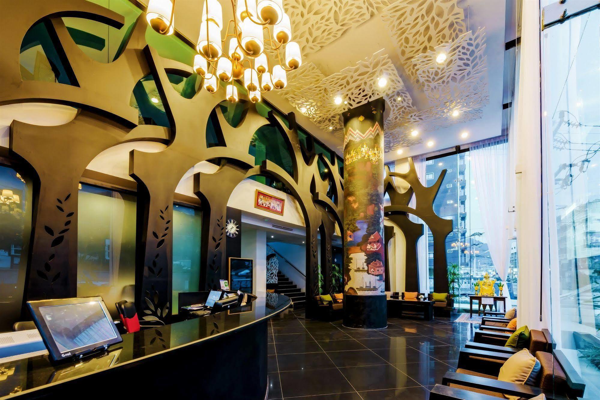 Khách sạn Raha Grand