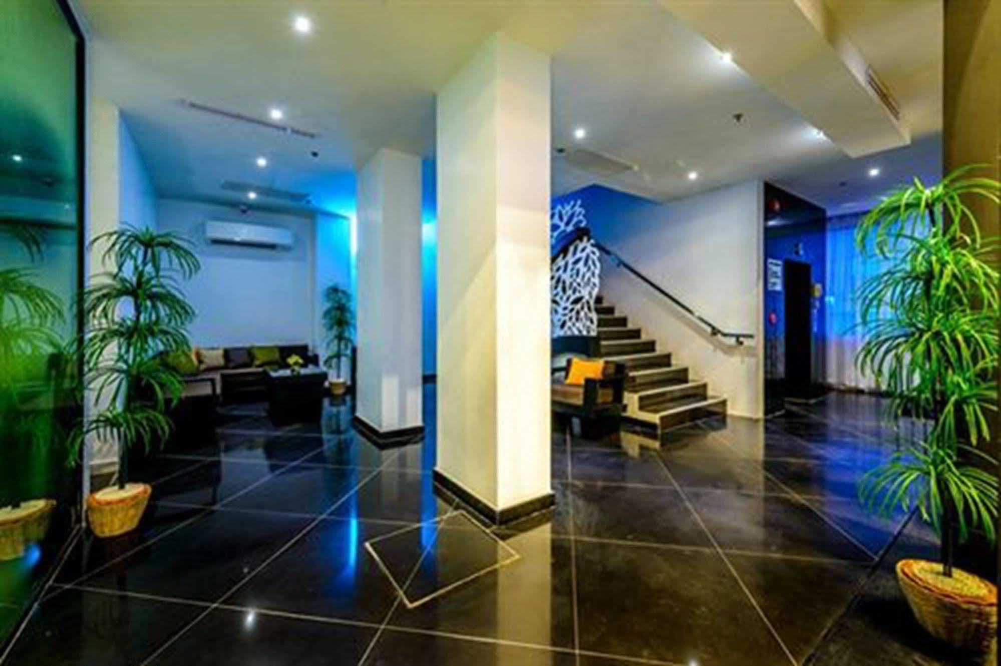 Khách sạn Raha Grand